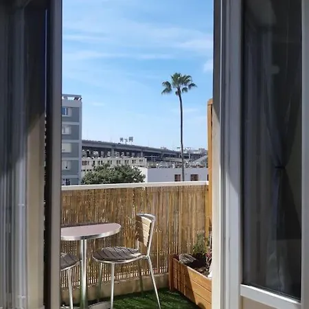 Plein Centre 1 Avec Balcon *