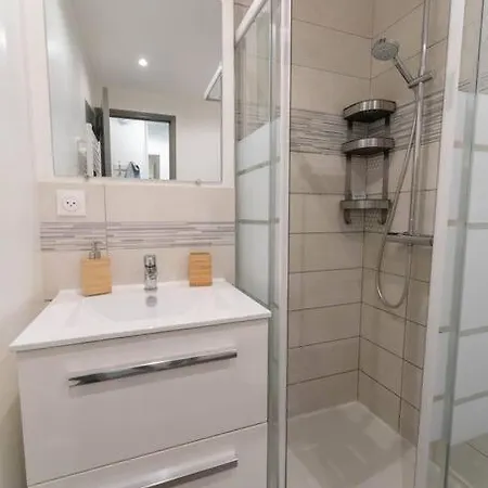 Plein Centre 1 Avec Balcon * نيس